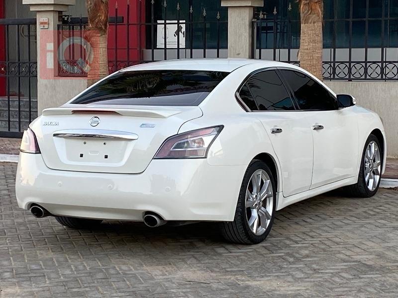 نيسان ماكسيما